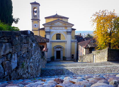 Arrivando alla Chiesa di Santa Grata...